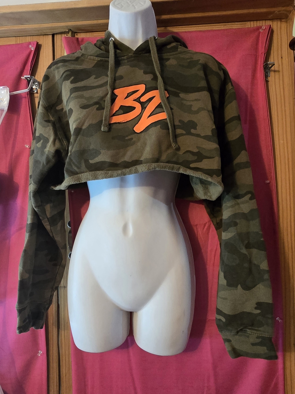 BAILEY ZIMMERMAN Camo Cropped Hoodie with Orange Logo